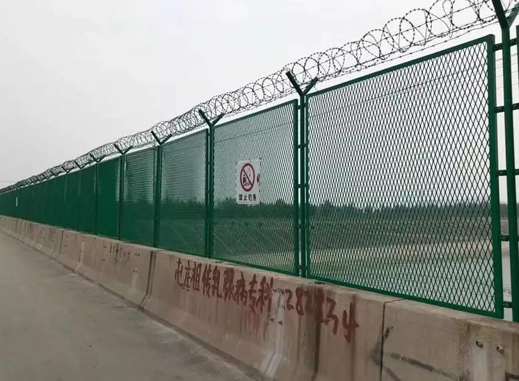 <b>防盜鋼板網護欄</b>